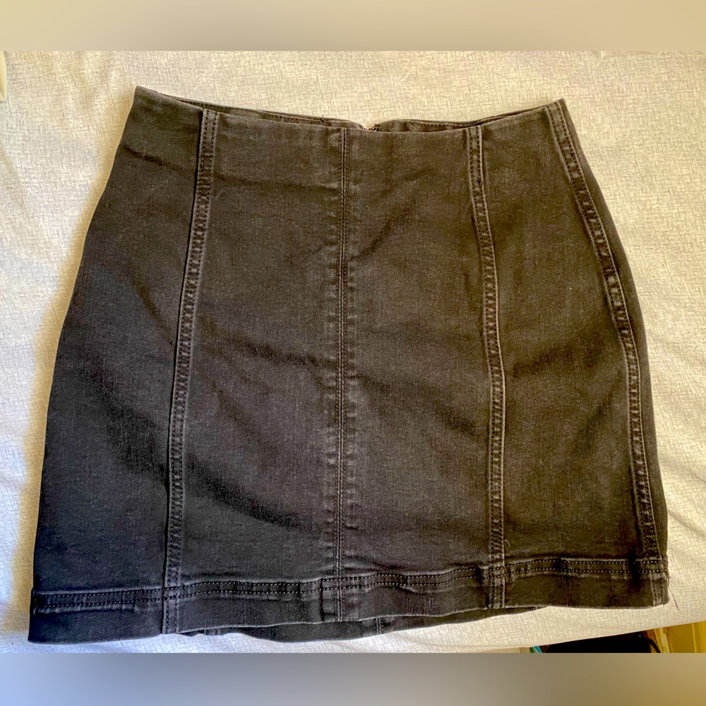 3/$20 Faded black denim skirt. Women’s 4